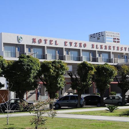 Hotel Euzko Alkartasuna Macachín Екстериор снимка