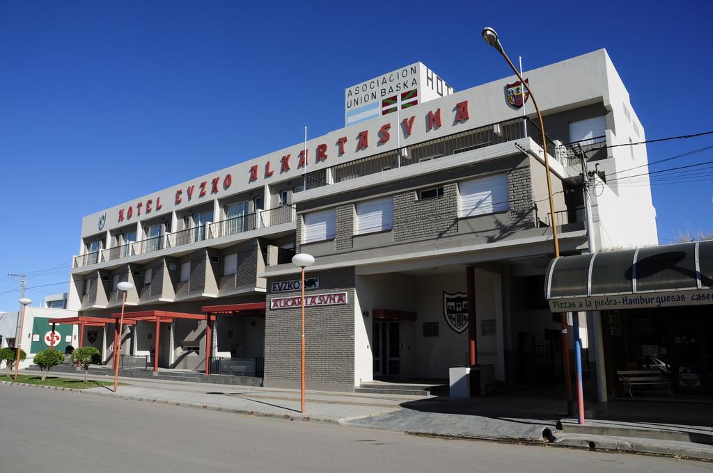 Hotel Euzko Alkartasuna Macachín Екстериор снимка