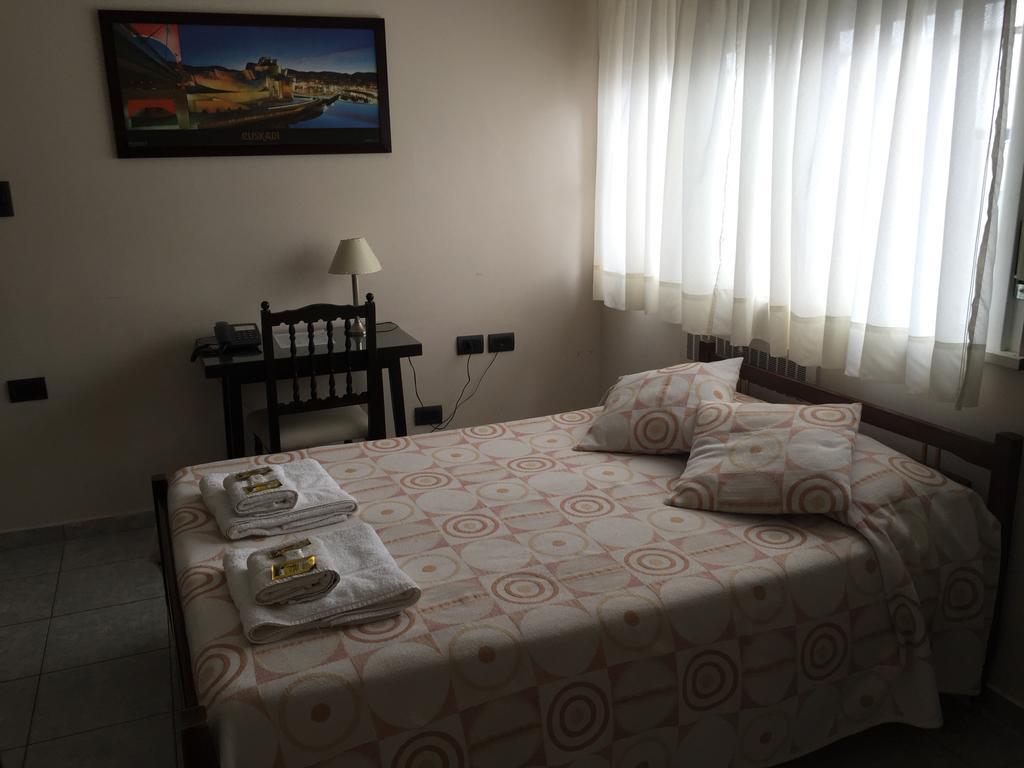 Hotel Euzko Alkartasuna Macachín Екстериор снимка